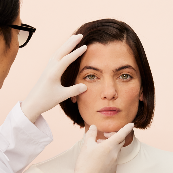 Actúa sobre las causas del envejecimiento de la piel.